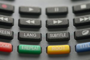 foto de un mando a distancia donde se ven botones de idioma, subtítulos, etc.